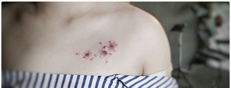 小花纹身图片_胸部纹身图案
