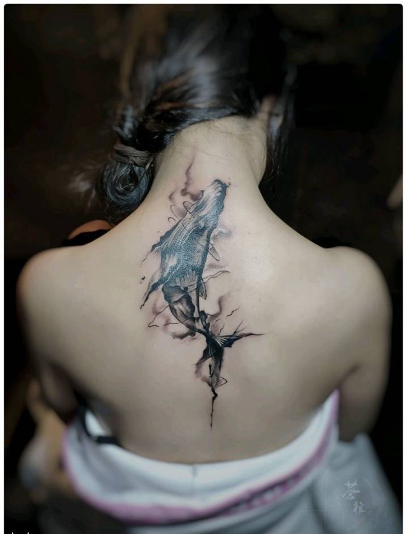 鲸鱼纹身图片_背部纹身图案