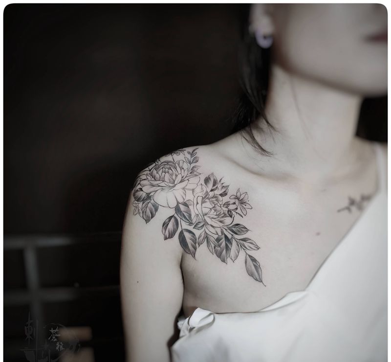 花纹身图片_肩部纹身图案
