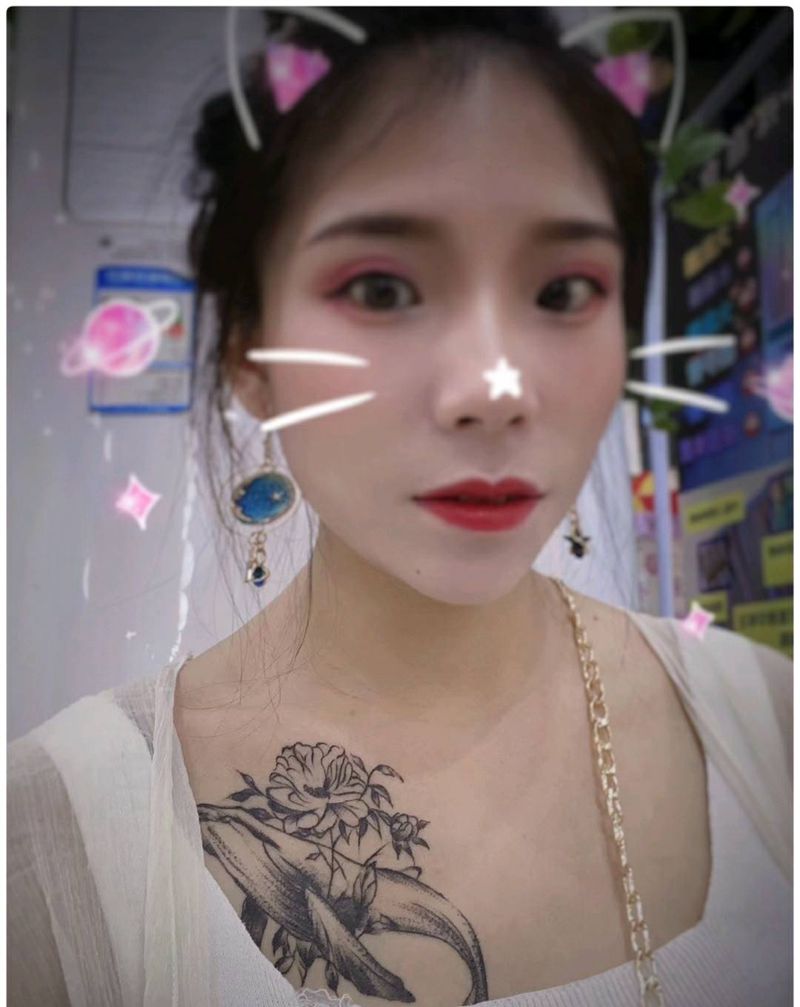 鲸鱼纹身图片_胸部纹身图案