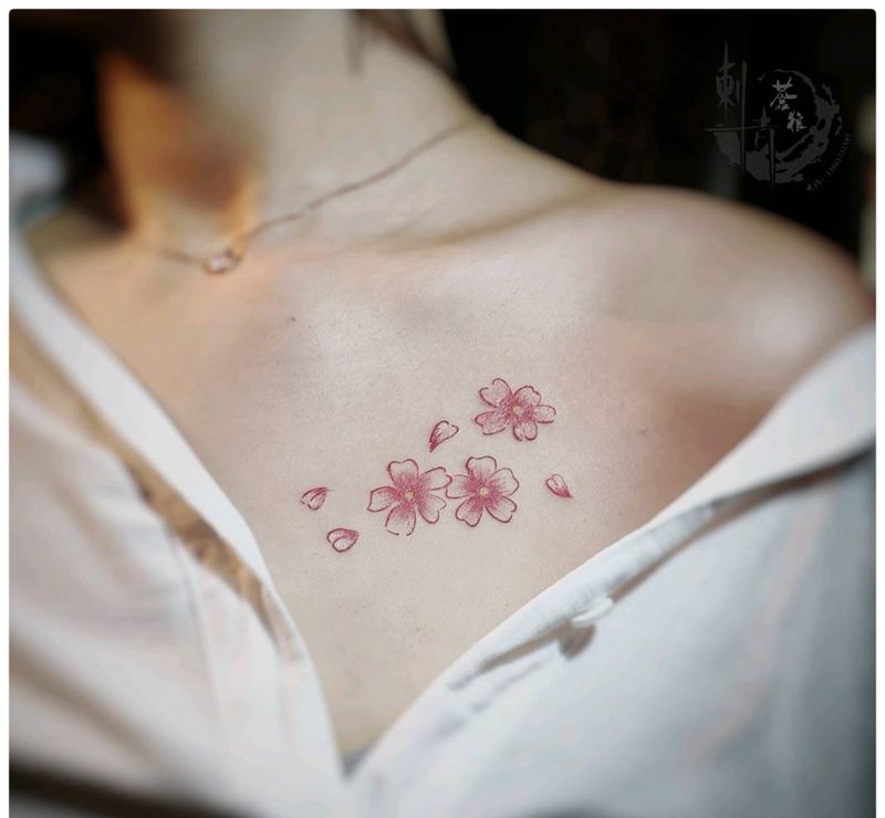 花纹身图片_胸部纹身图案