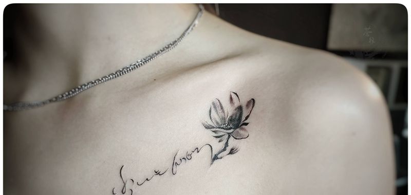 小花纹身图片_胸部纹身图案