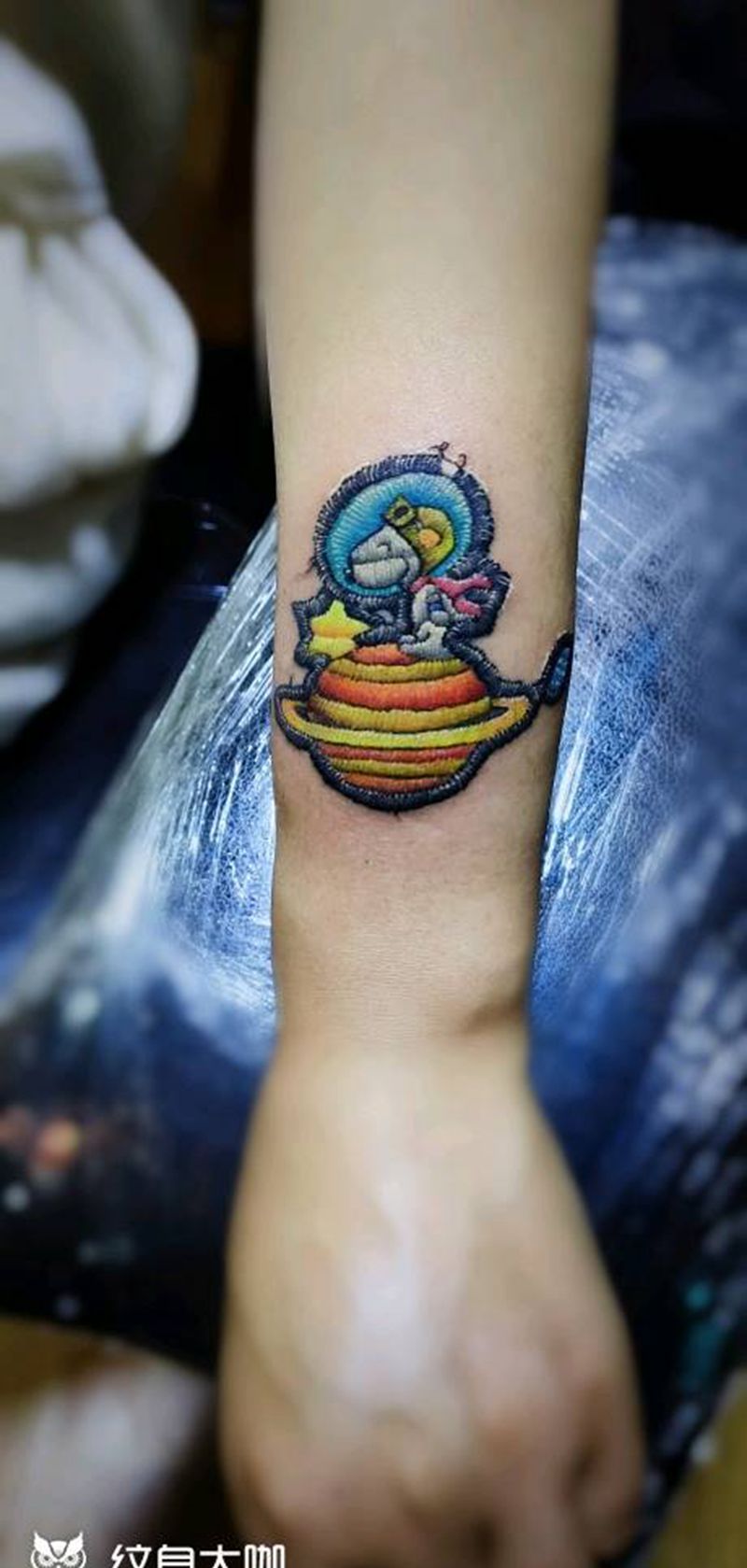 成都刺绣之乡在哪？纹身图片_手部水彩刺绣史努比纹身图案