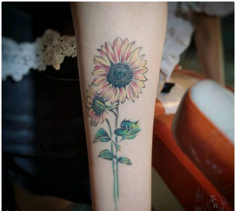 向日葵     恢复后纹身图片_手部纹身图案