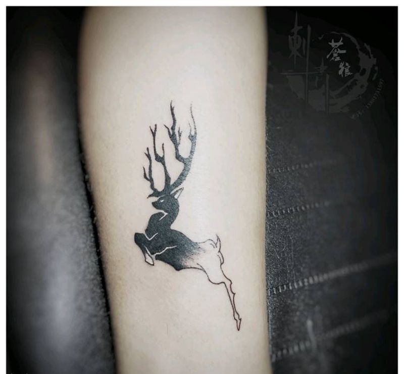 鹿纹身图片_腿部纹身图案
