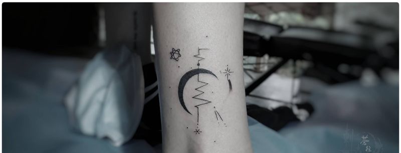 月亮纹身图片_腿部纹身图案