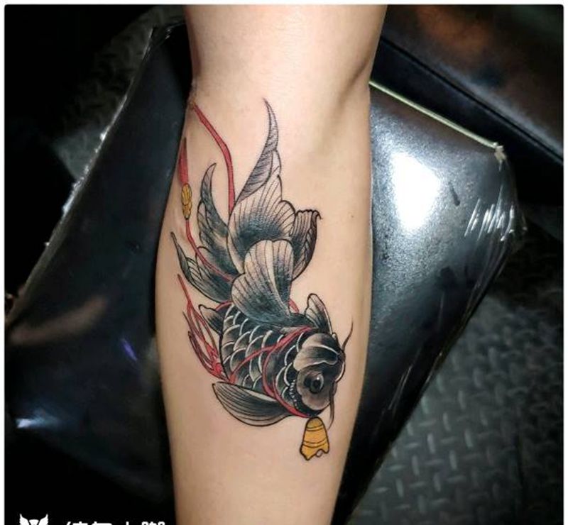 金鱼纹身图片_手部纹身图案