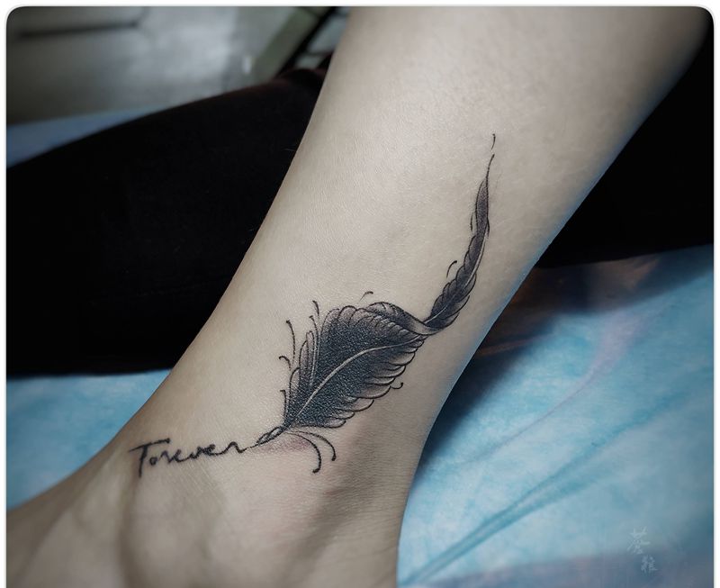 羽毛纹身图片_脚部纹身图案