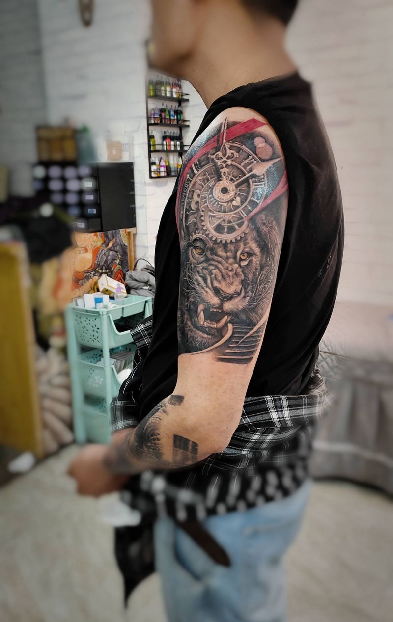 威严纹身图片_手臂欧美写实狮子，楼梯纹身图案