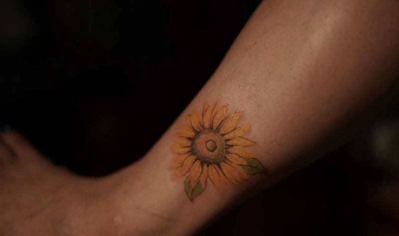 向日葵纹身图片_腿部水彩水墨纹身图案