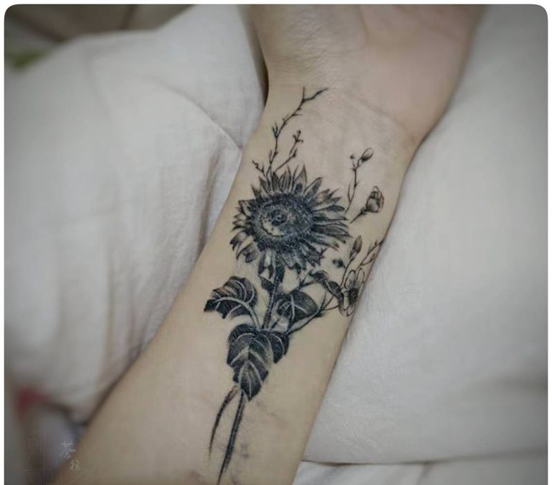 苍狼刺青暴力遮盖作品  恢复后纹身图片_手部纹身图案