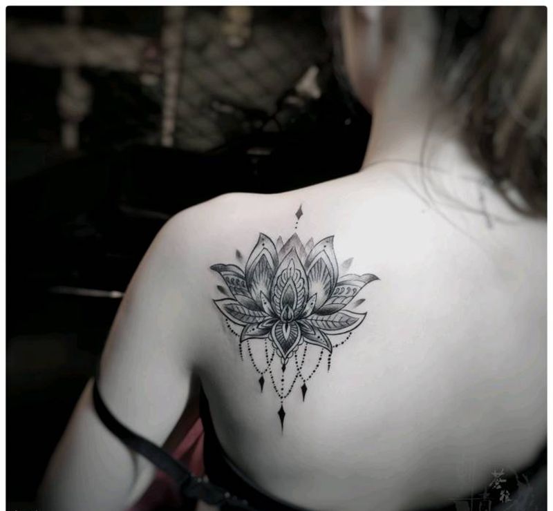 花纹身图片_背部纹身图案