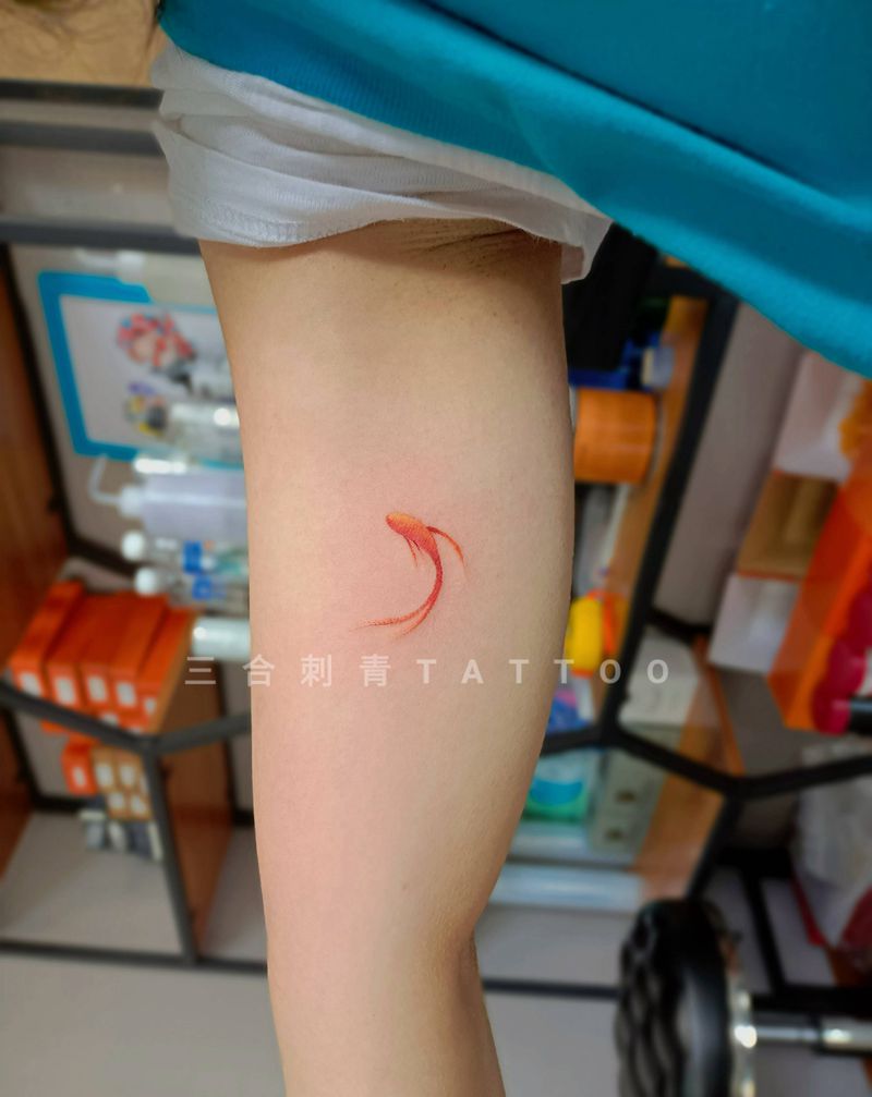 小锦鲤纹身图片_手臂纹身图案