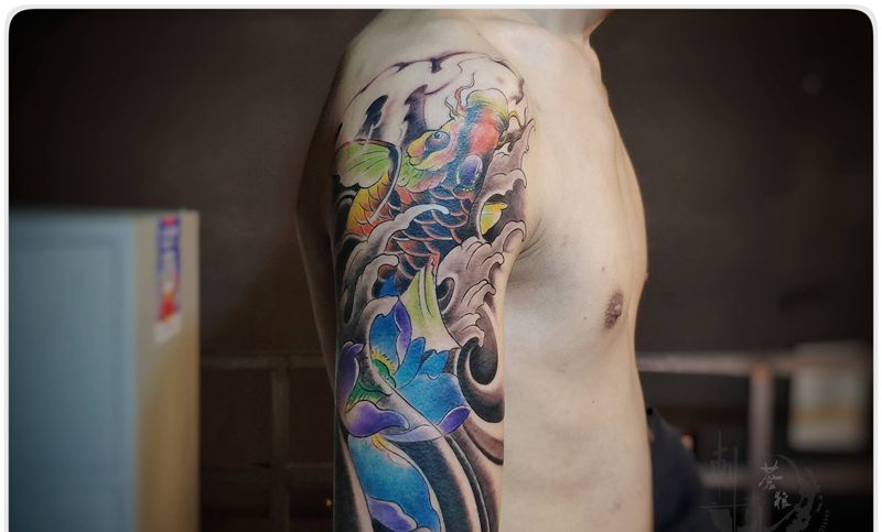 鱼纹身图片_手部纹身图案