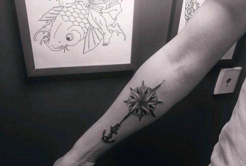 指南针纹身图片_手部纹身图案