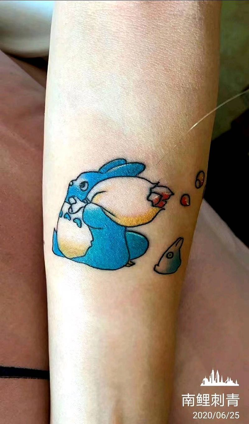 龙猫纹身图片_手部龙猫纹身图案