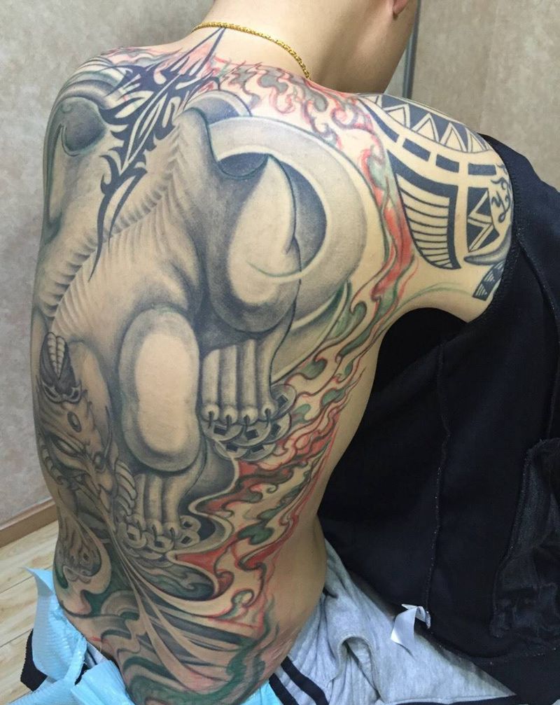 满背扩充纹身图片_成品背部传统原创动物纹身图案
