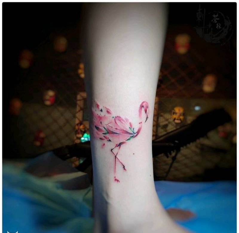 火烈鸟纹身图片_腿部纹身图案