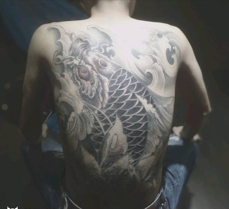鱼 未完成纹身图片_背部传统动物纹身图案