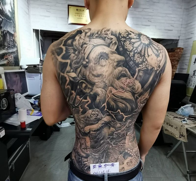 海神—波赛冬纹身图片_背部欧美写实波赛冬纹身图案