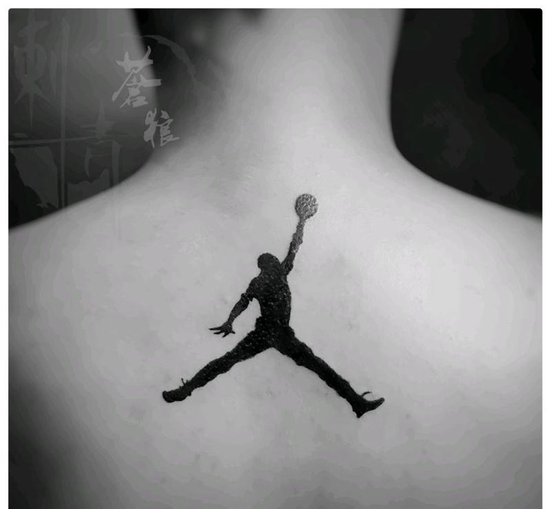 乔丹纹身图片_背部纹身图案