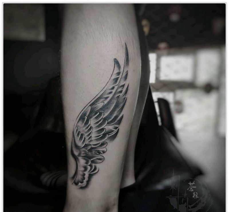 翅膀纹身图片_腿部纹身图案