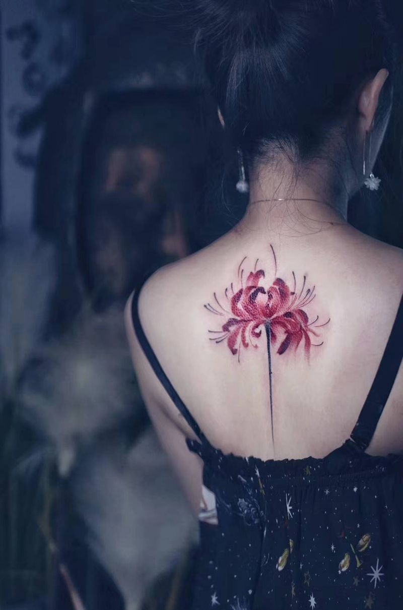 彼岸花纹身图片_肩部背部水彩纹身图案