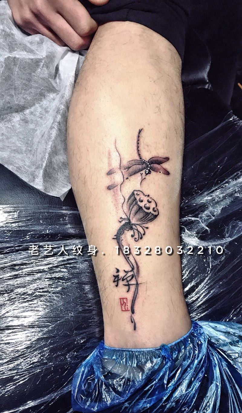 水墨荷花纹身图片_腿部纹身图案