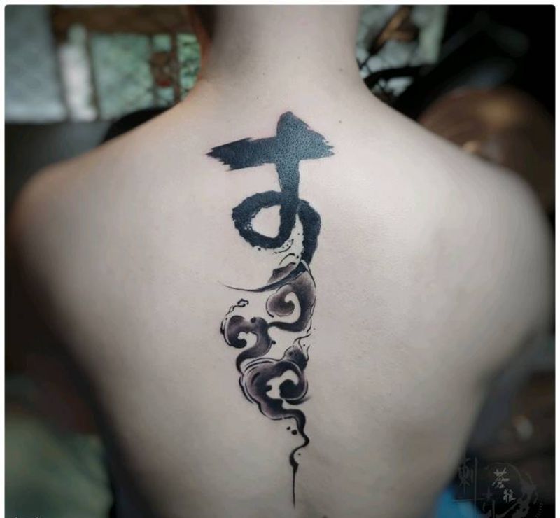 文字纹身图片_背部纹身图案