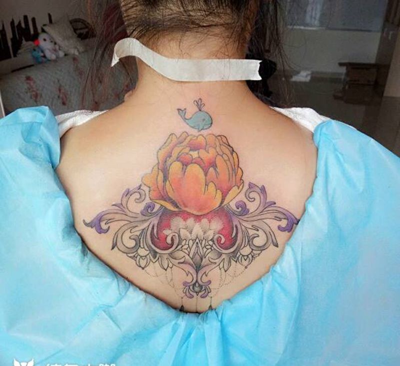 后背花纹身图片