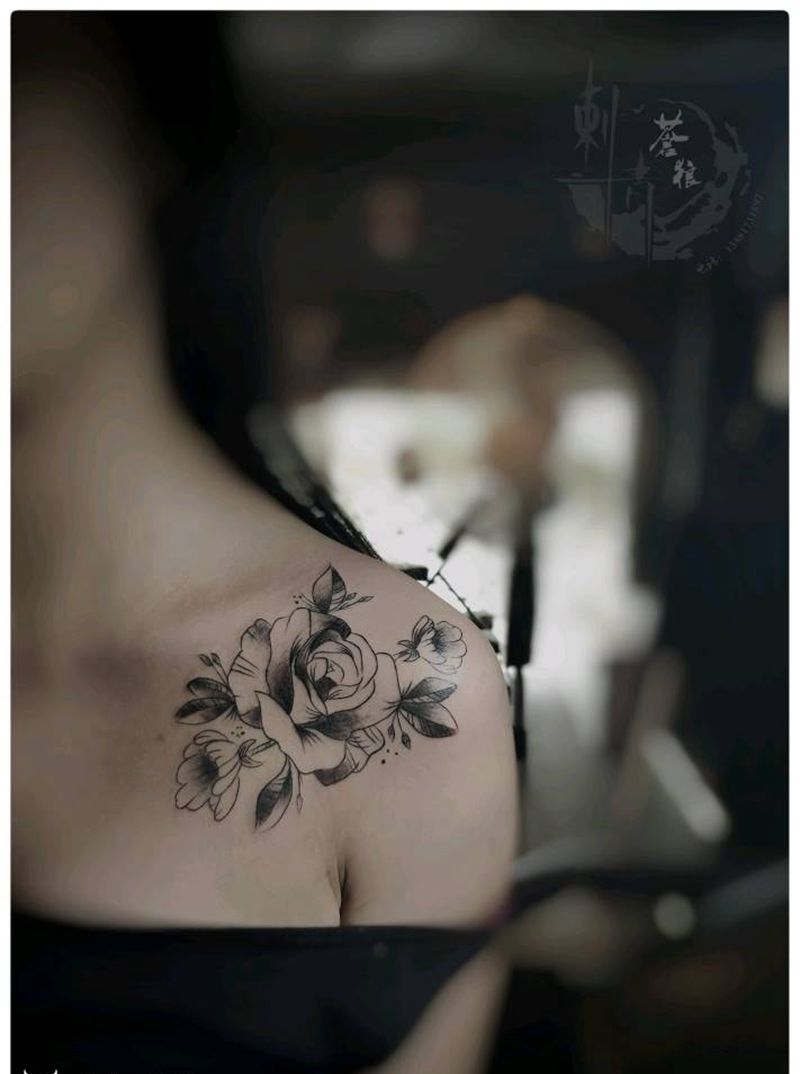 花纹身图片_肩部纹身图案