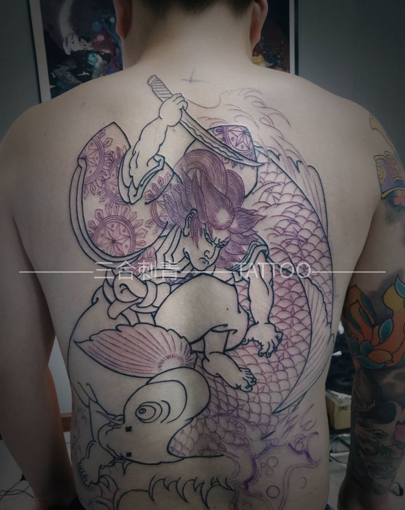 鬼若丸治鲤主体割线纹身图片_背部老传统纹身图案