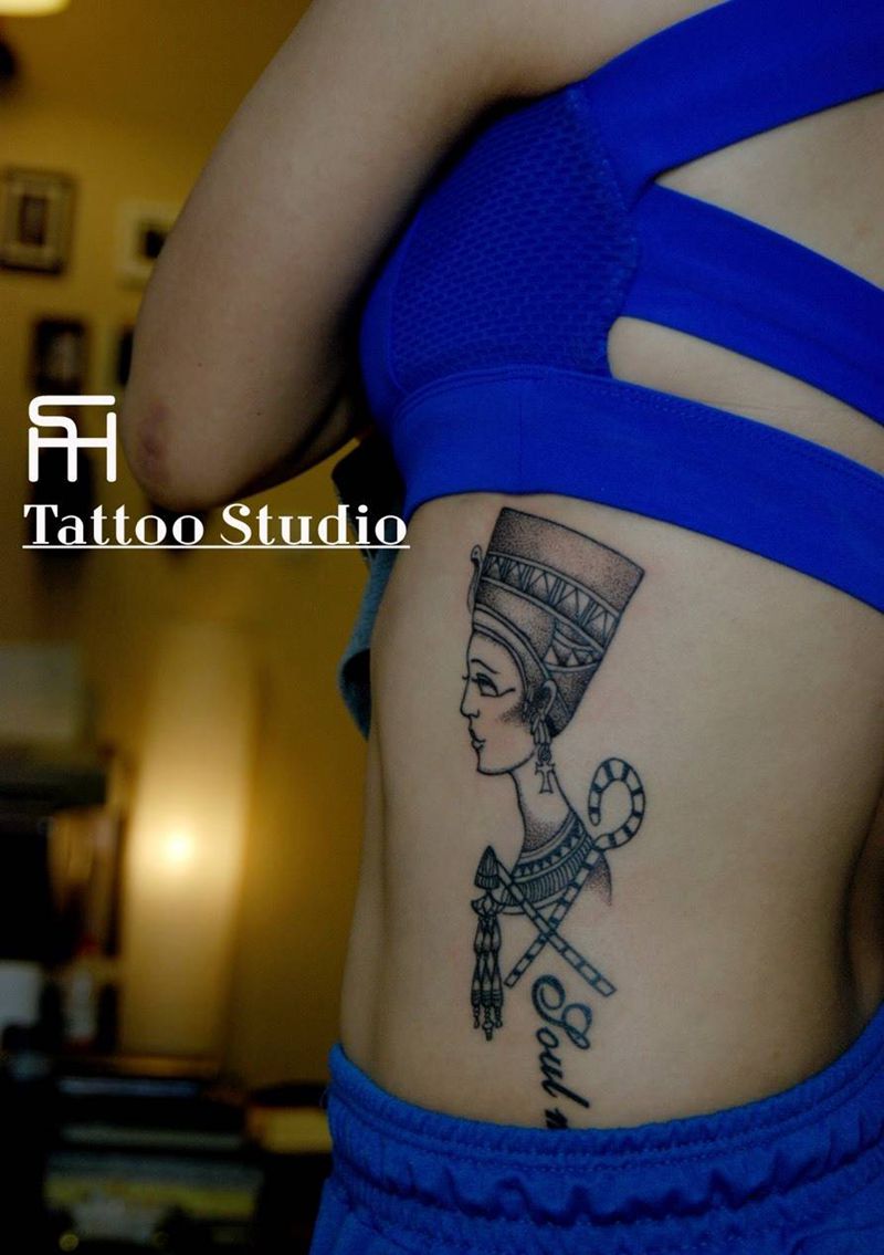 侧腰埃及点刺纹身图片