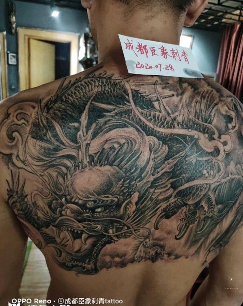 生肖龙马精神纹身图片_背部新传统龙，马纹身图案