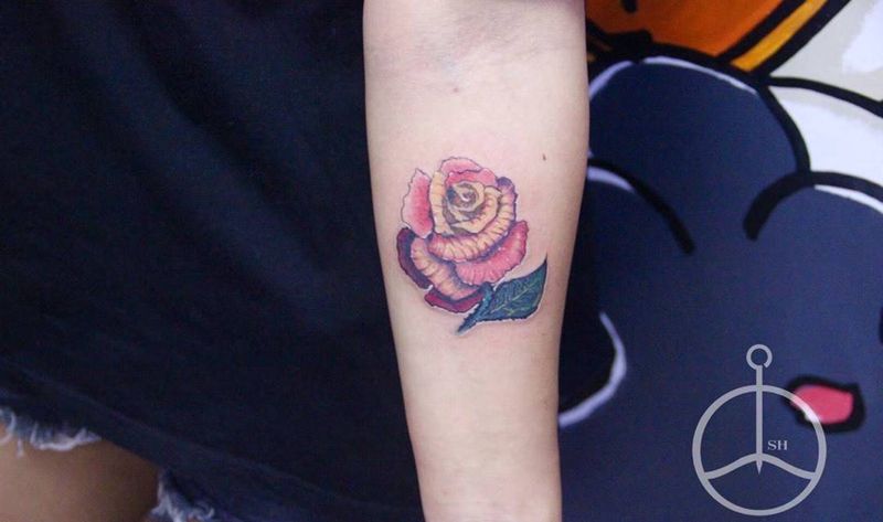 水彩玫瑰纹身图片_欧美手臂植物成品纹身图案