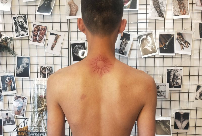 太阳纹身图片_背部几何纹身图案