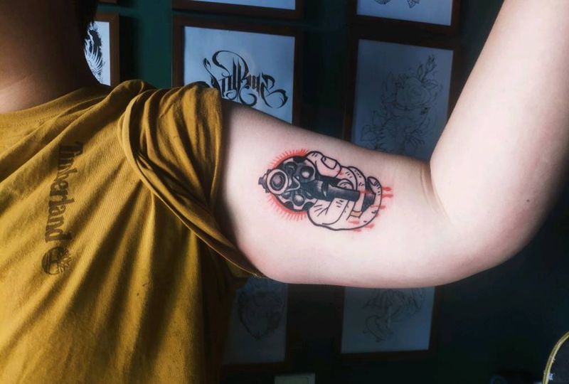 手枪纹身图片_手部Old School纹身图案