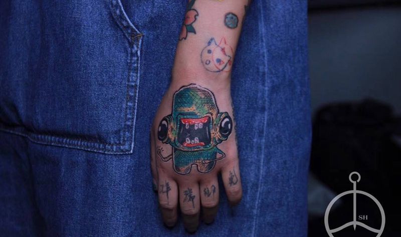 手背school纹身图片_手部成品欧美人物原创纹身图案