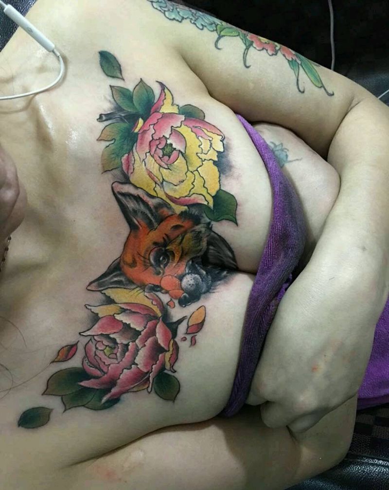 幸福狐狸纹身图片_胸部欧美动物成品纹身图案