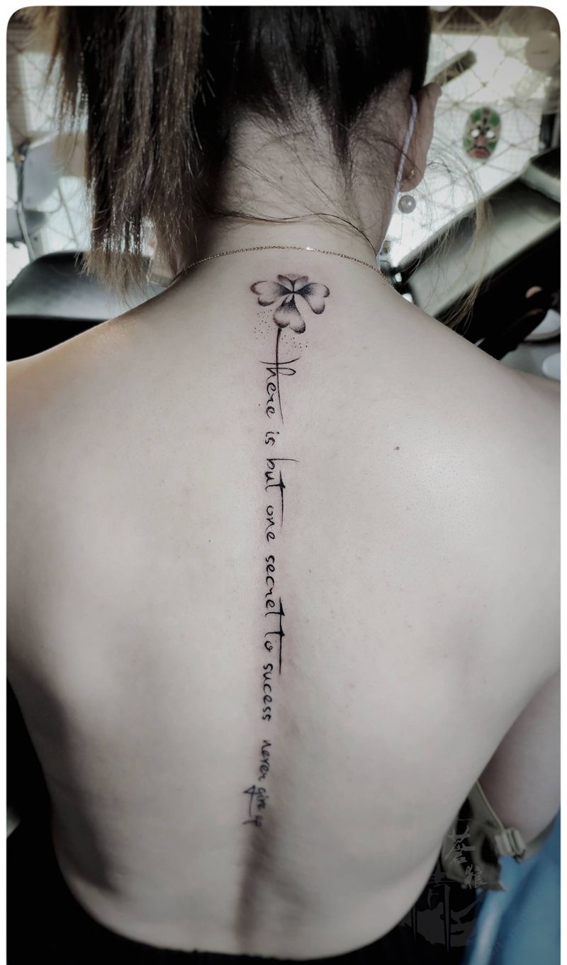 四叶草纹身图片_背部纹身图案