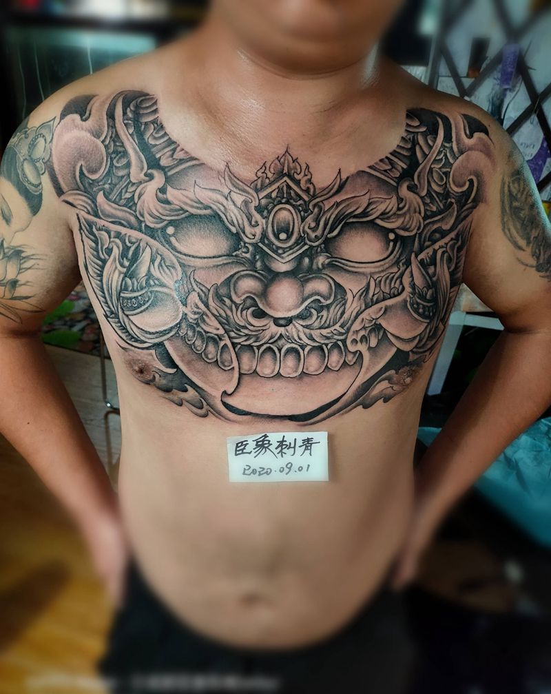 花胸纹身图片_胸部新传统纹身图案