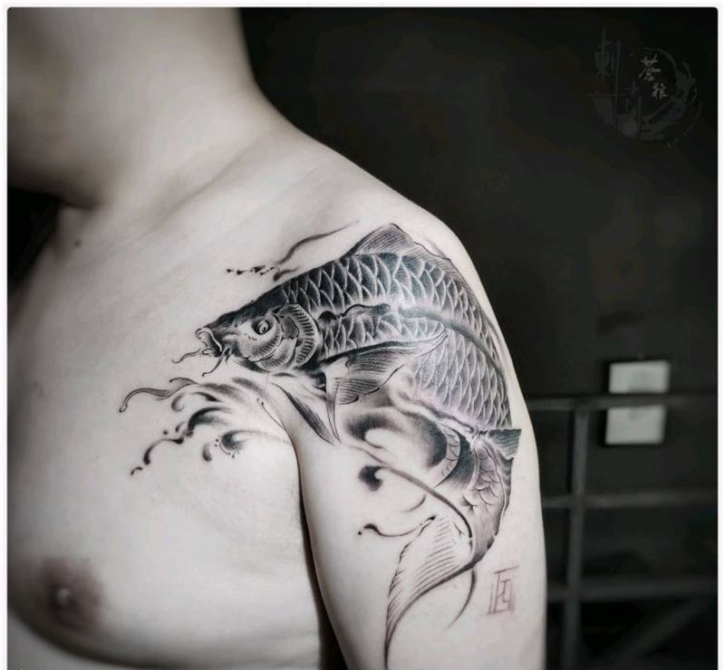 鱼  暴力遮盖纹身图片_手部纹身图案