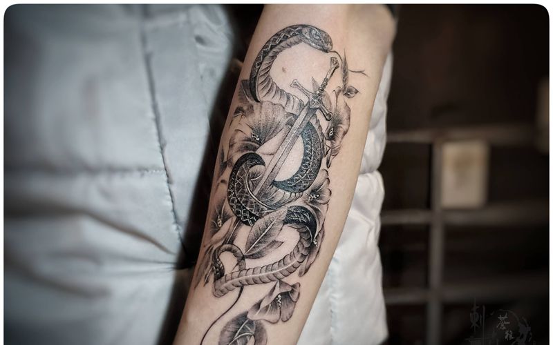 蛇纹身图片_手部纹身图案