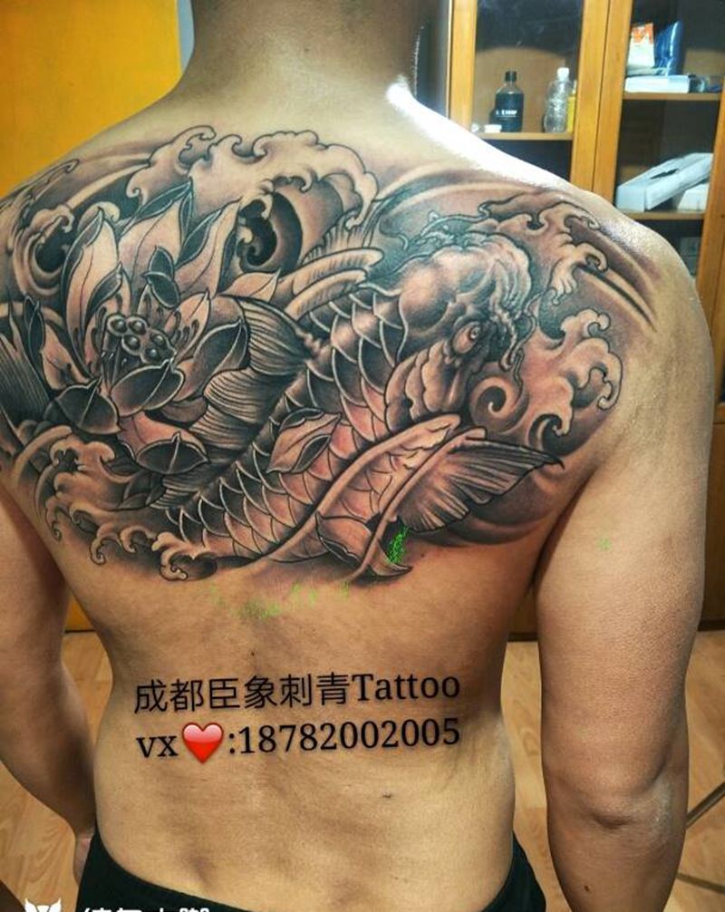 半背锦鲤纹身图片