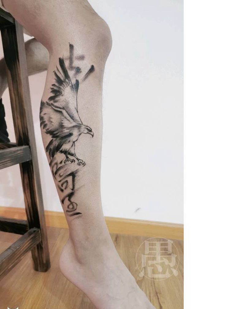 《志存高远》纹身图片_腿部水墨鹰纹身图案