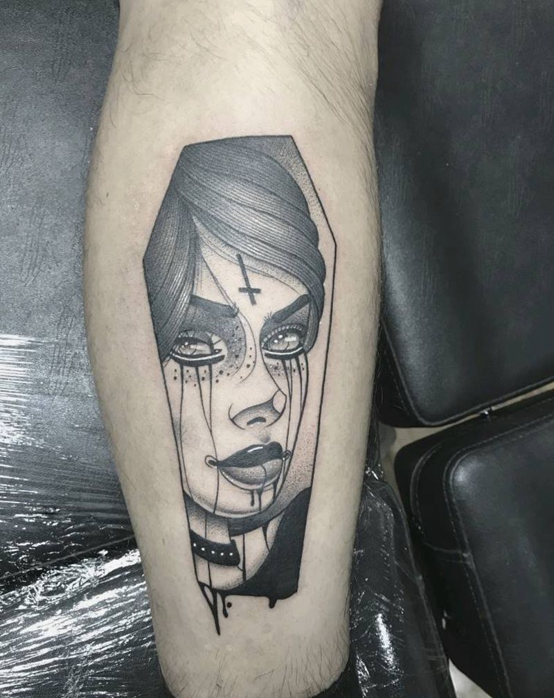 美女纹身图片_腿部点刺纹身图案