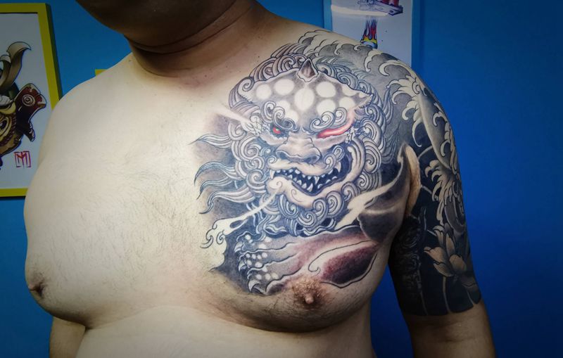 唐狮半甲纹身图片_胸部纹身图案