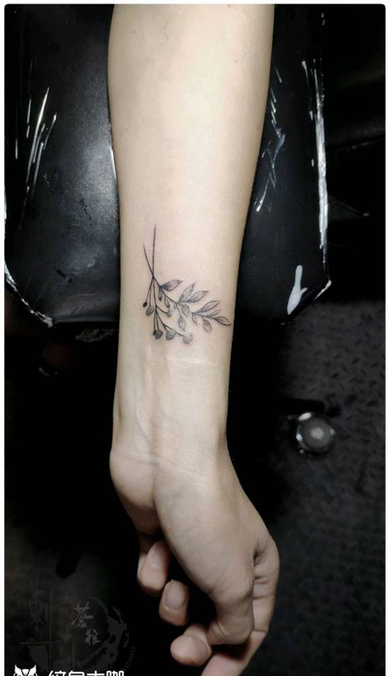 花纹身图片_手部纹身图案