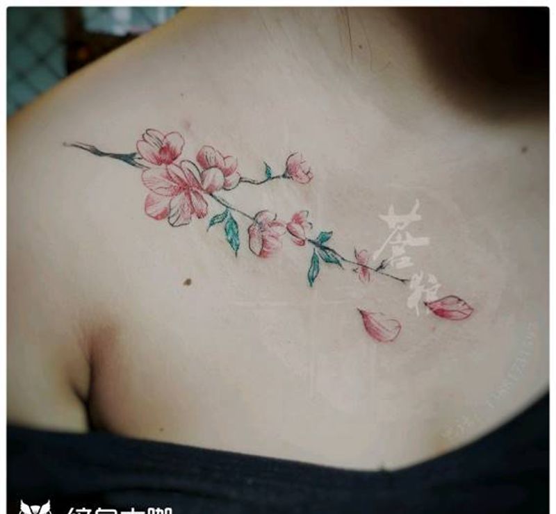 花纹身图片_胸部纹身图案