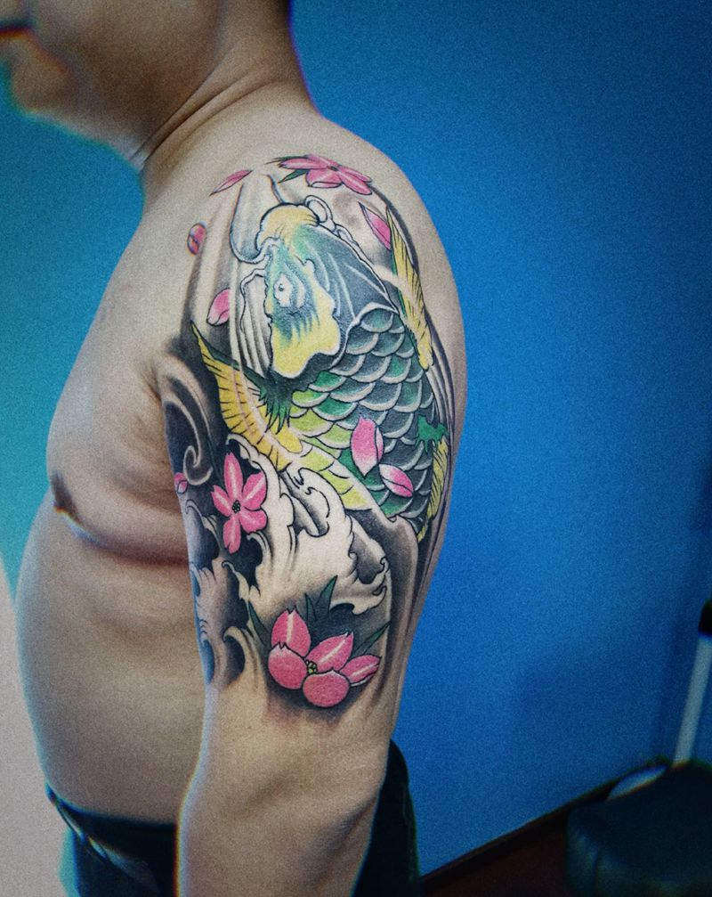 大臂锦鲤纹身图片_手臂新传统纹身图案